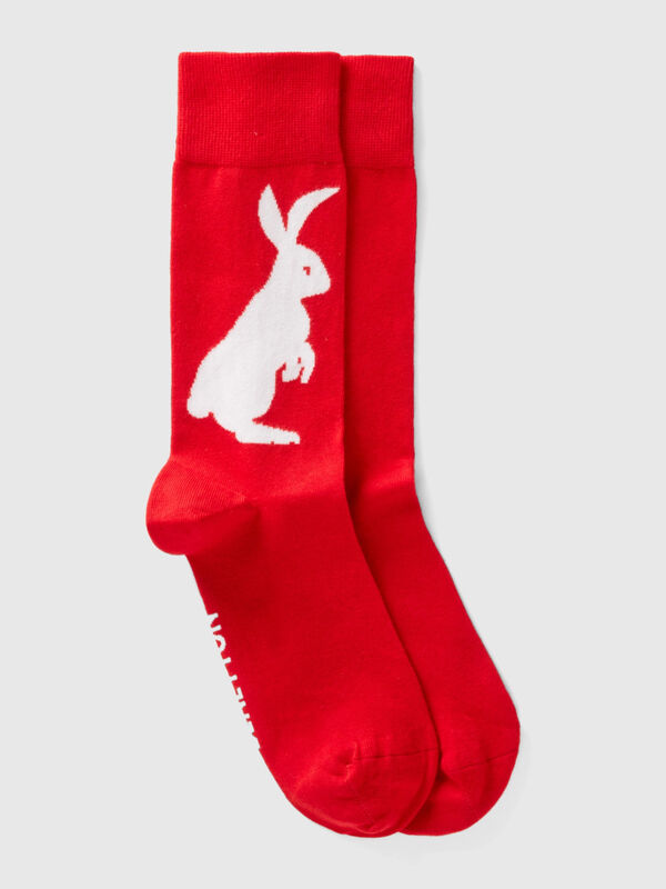 Calcetines rojos con dibujo de conejo