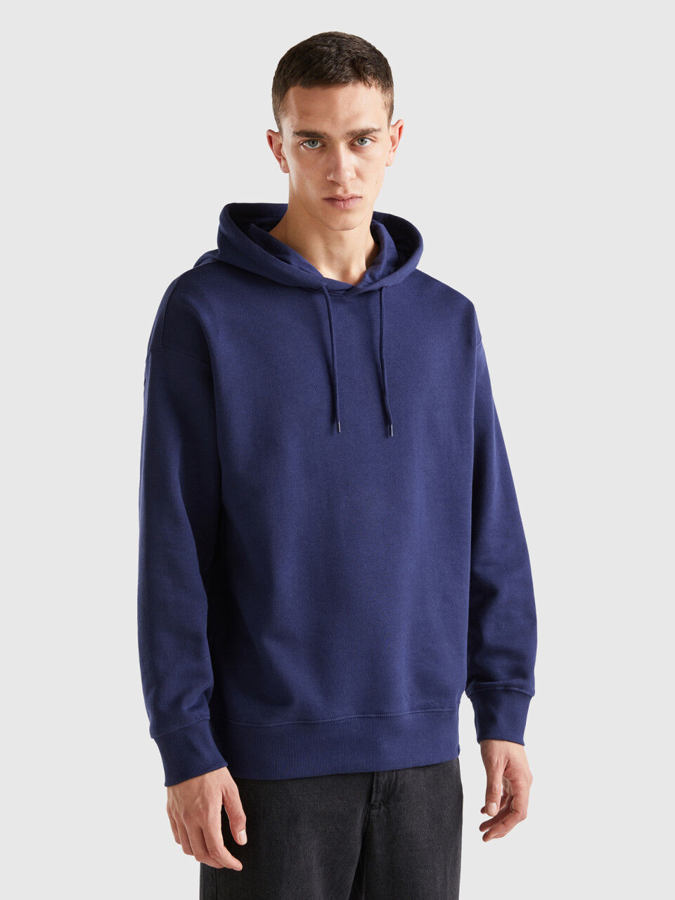 Hombre con capucha outlet