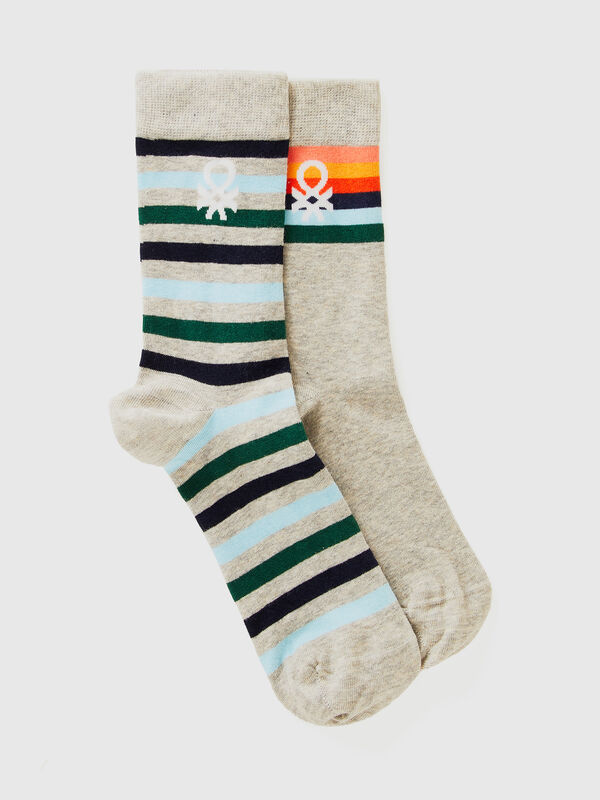 Dos pares de calcetines largos con logotipos