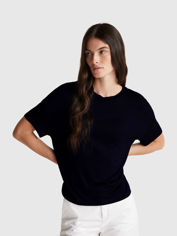 Camiseta de viscosa elástica de corte entallado Mujer