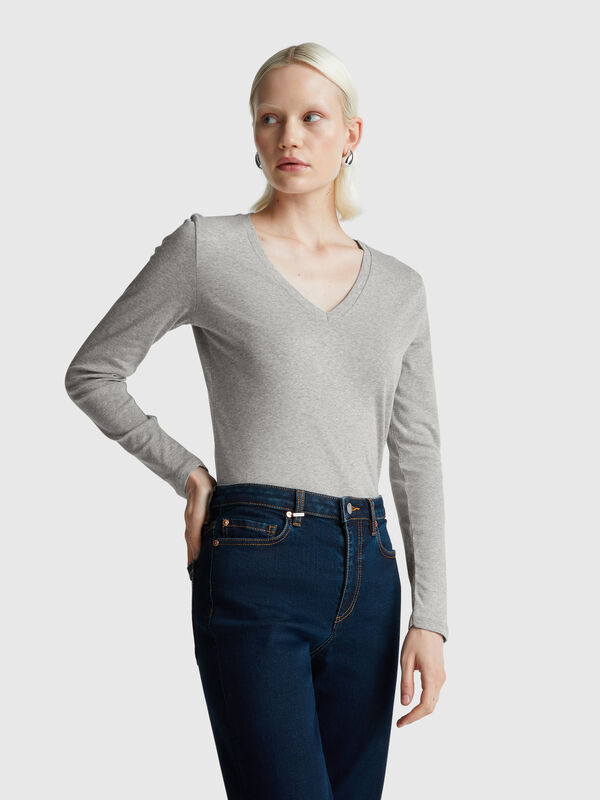 Camiseta gris jaspeada con cuello en V Mujer