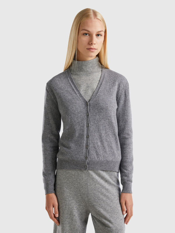 Cárdigan gris de pura lana merina con escote de pico Mujer
