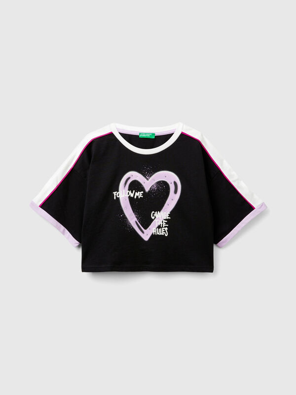 Camiseta con estampado de graffiti y strass Niña