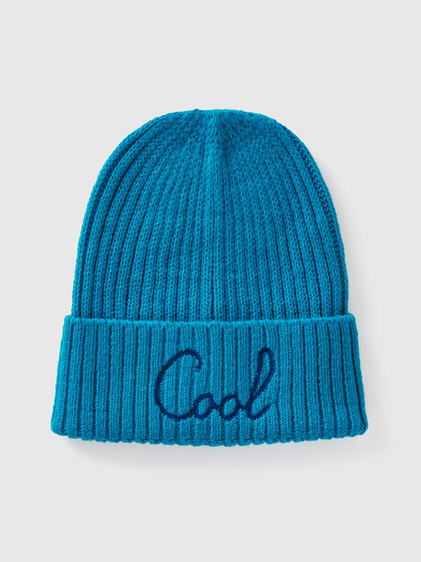 Gorro azul claro flúor con bordado Niño