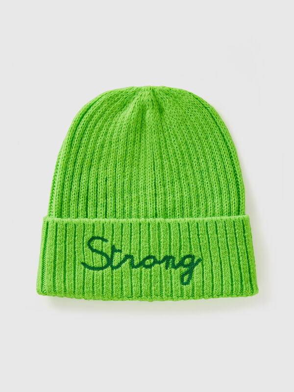 Gorro verde flúor con bordado Niño