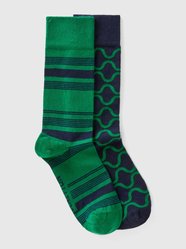 Dos pares de calcetines azul oscuro y verdes