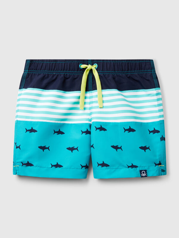 Boxer marino con rayas y tiburones. Niño
