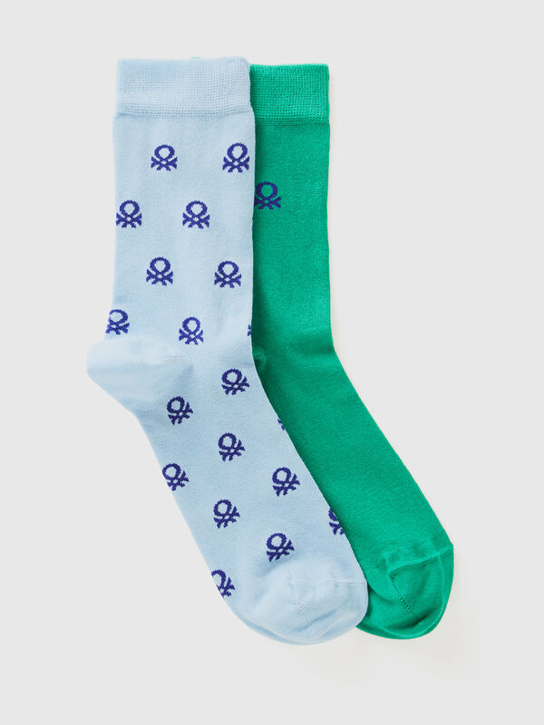 Dos pares de calcetines largos con logotipos