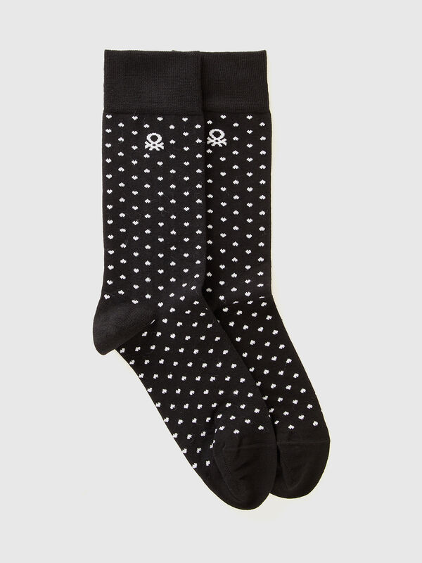 Calcetines largos negros de corazones