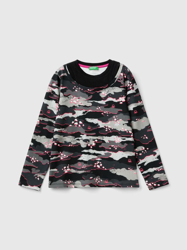Camiseta camuflaje con detalle flúor Niña