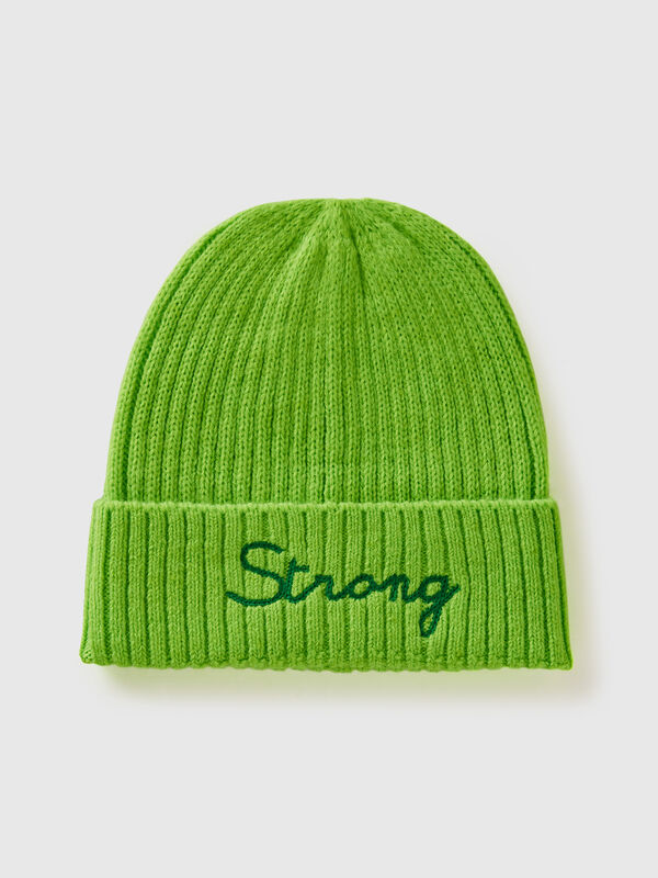 Gorro verde flúor con bordado Mujer