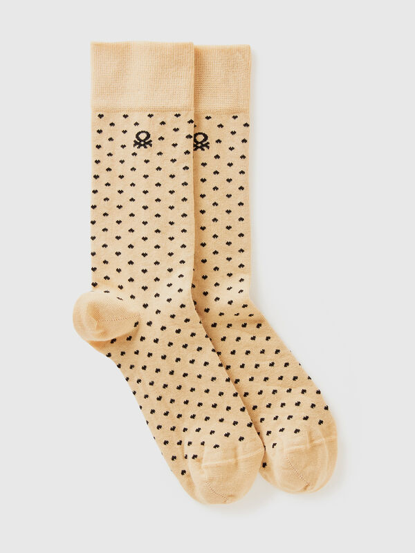 Calcetines largos beige de corazones