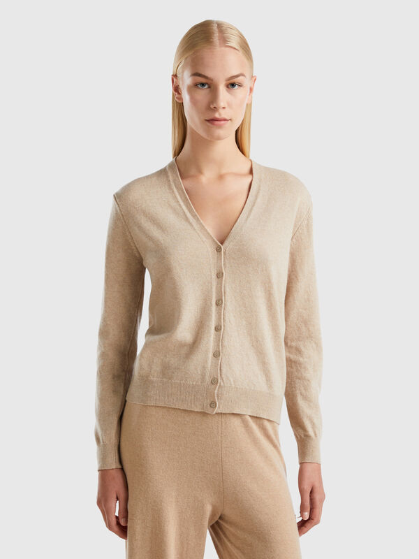 Cárdigan beige de pura lana Merina con escote de pico Mujer
