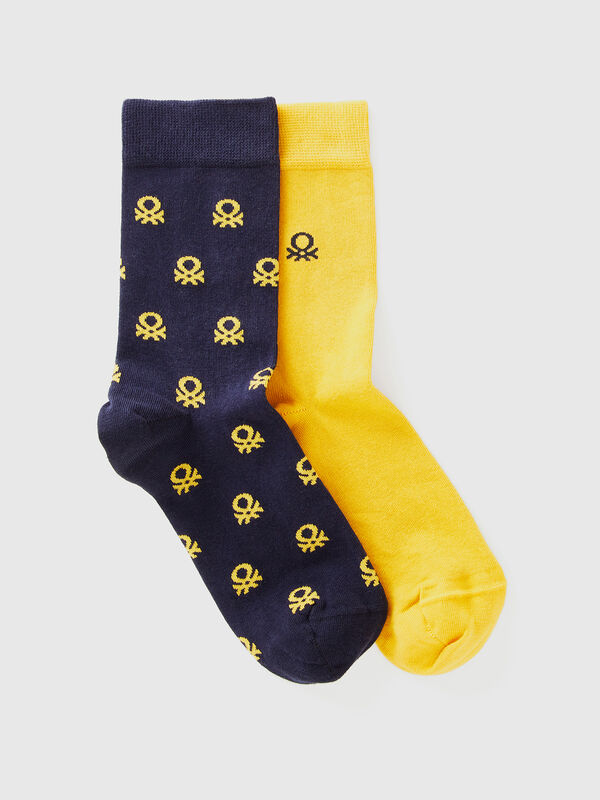 Dos pares de calcetines largos con logotipos