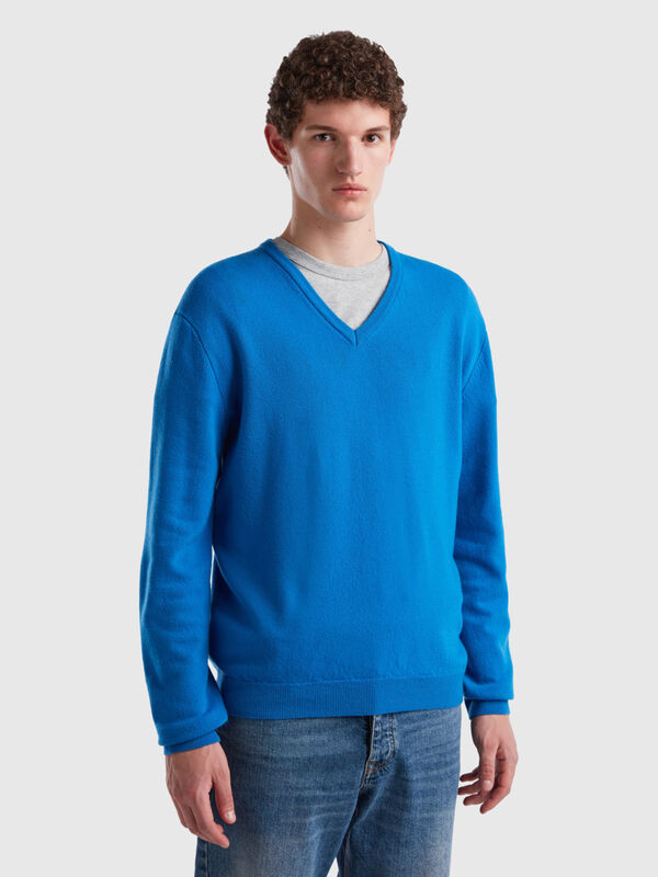 Jersey azulado de pura lana merina con escote de pico Hombre