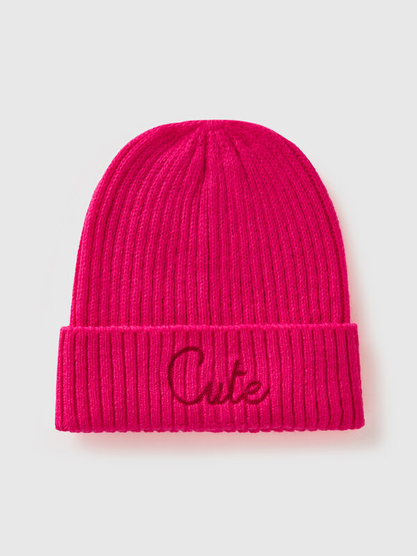 Gorro rosa flúor con bordado Mujer
