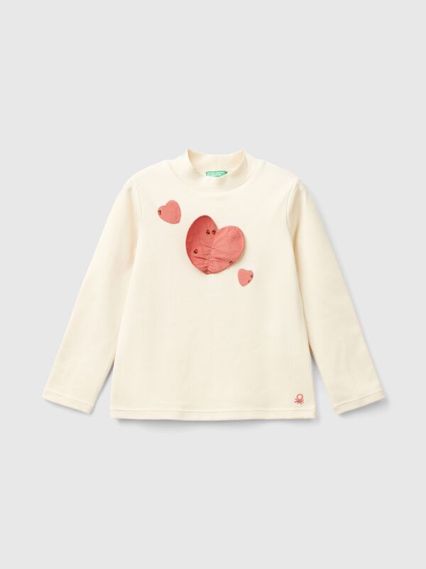 Camiseta de cuello alto con parches de corazones Niña