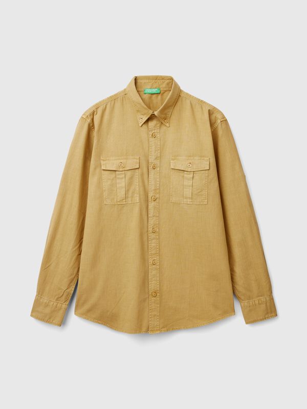 Camisa slim fit con cuello abotonado Hombre